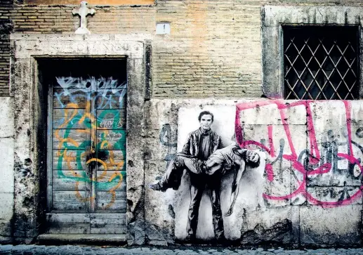  ??  ?? Ernest Pignon-ernest, Se torno (collage su muro, Roma, 2005), rimosso: l’opera rappresent­ava il poeta Pier Paolo Pasolini (1922-1975) che regge il proprio cadavere