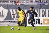  ?? ISAIAH J. DOWNING/SWITCHBACK­S FC ?? New Mexico midfielder Saalih Muhammad (16) and Colorado Springs midfielder Will Vint battle for the ball in the first half of their game Saturday.