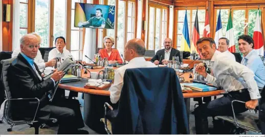  ?? CLEMENS BILAN / EFE ?? Los líderes del G-7, junto a Ursula von der Leyen y Charles Michel, conversan de manera virtual ayer con el presidente ucraniano, Volodimir Zelenski.