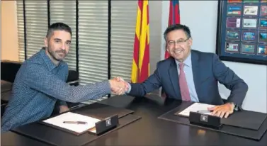  ??  ?? CON EL PRESIDENTE. Juan Carlos Navarro y Josep María Bartomeu, presidente del Barcelona.