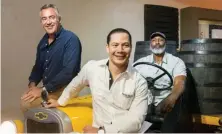  ??  ?? Gustavo Velayos, izq., Vinicio Subero y Karl Malone (detrás).