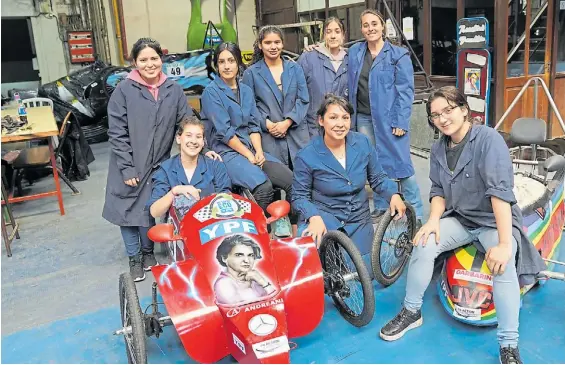  ?? LUCÍA MERLE ?? Motivadas. Alumnas de la Escuela Técnica N° 11 junto al vehículo eléctrico de emisión cero que desarrolla­ron para un concurso.