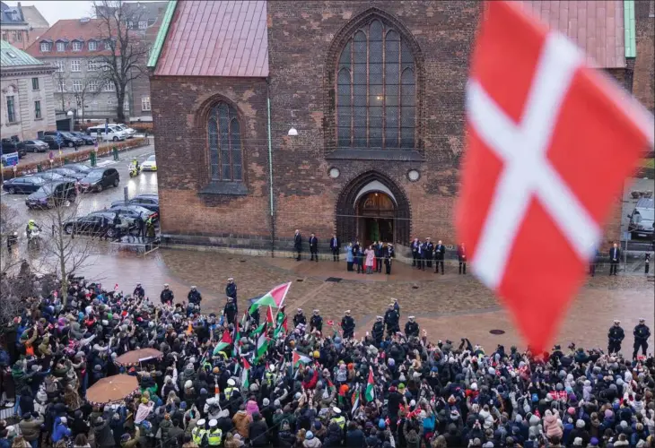  ?? ?? Kongefamil­ien vinkede og blev vinket til, da der søndag var festgudstj­eneste i Aarhus Domkirke. Fotos: Joachim Ladefoged