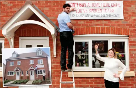  ??  ?? Up the wall: Neil and Faye with banner warning potential buyers of the problems they say they’ve suffered