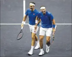  ?? ?? Nadal y Federer bromean tras un punto.