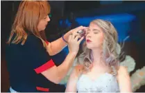  ??  ?? Maquillaje de vanguardia. Demostraci­ón en vivo de maquillaje para la novia.