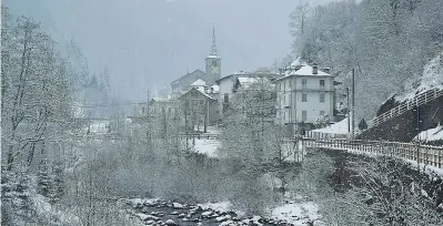  ??  ?? Sotto la neve Una veduta di Fobello (Vercelli) all’inizio di questa settimana