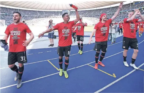  ?? FOTO: ANDREAS GORA/DPA ?? Kevin Volland, Wendell, Aleksandar Dragovic und Sven Bender (v.l.) feiern den Champions-League-Einzug vor der Bayer-Fankurve in Berlin.