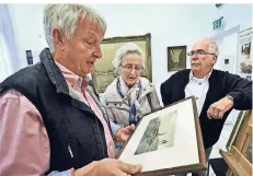  ?? RP-ARCHIVFOTO: MARKUS VAN OFFERN ?? Der Kevelaerer Galerist Heinz Janssen (l.) nimmt im Museum Koenraad Bosman wieder Gemälde unter die Lupe.