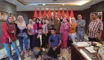  ?? BERNAMA PIC ?? Indonesian Communicat­ions and Informatic­s Minister Budi Arie Setiadi (standing, sixth from right) with Malaysian media in
Jakarta yesterday.