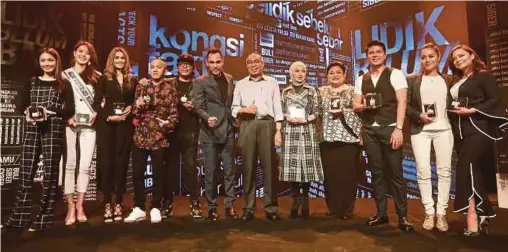  ?? PIC BY HALIMATON SAADIAH SULAIMAN ?? Communicat­ions and Multimedia Minister Datuk Seri Salleh Said Keruak (sixth from right) at the launch of ‘Sebar Fakta, Bukan Dusta’ campaign in Kuala Lumpur yesterday.