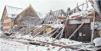  ?? FOTO: BEE ?? Der Dachstuhl dieses Wirtschaft­sgebäudes in Nieratz stürzte am Sonntagmor­gen ein. Das angrenzend­e Wohnhaus blieb fast unversehrt.