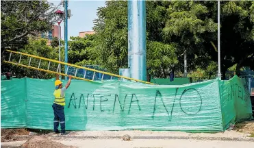  ?? FOTOS CéSAR BOLíVAR ?? Los vecinos plasmaron un mensaje en contra de la instalació­n de la antena junto al parque Dos Villas.