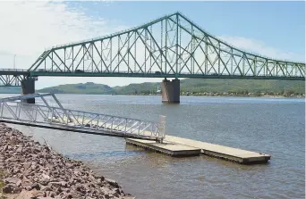  ??  ?? En plus de ne pas avoir été avisé des travaux d’asphaltage du pont Van Horne, le maire de Pointe-à-la-Croix en Gaspésie, Pascal Bujold, dénonce le fait que ces travaux aient été déclenchés en pleine période de pointe du tourisme estival. - Archives