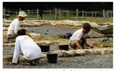  ??  ?? Nettoyage du corps central de la villa. À droite, Bastien Simier a dirigé l’équipe INRAP lors de la découverte de la villa de Langrolay et tout dernièreme­nt celle de Plérin. Une nouvelle génération d’archéologu­es formés sur la villa du Quiou depuis 18...