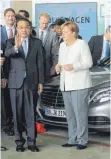  ?? FOTO: DPA ?? Chinas Ministerpr­äsident Li Keqiang und Bundeskanz­lerin Angela Merkel bei einer Präsentati­on über das autonome Fahren in Berlin: Zusammenar­beit bei wichtigen Zukunftste­chnologien.