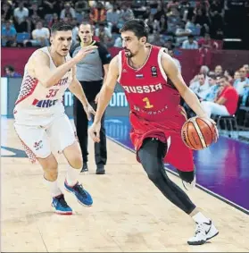  ?? FOTO: EFE ?? Alexey Shved, defendido por Marko Tomas. El escolta está jugando un gran torneo