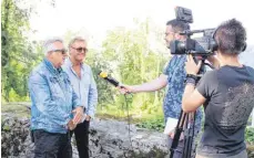  ??  ?? Mick Rogers (links) und Robert Hart gut gelaunt beim Interview auf dem Honberg-Sommer.