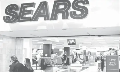  ??  ?? Unos 400 empleados de tiempo completo de Sears Holdings serán despedidos como parte del plan de la empresa para impulsar sus negocios. La empresa, propietari­a de las cadenas Sears y Kmart, dijo que los recortes incluyen puestos en las oficinas...