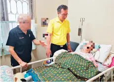  ?? ?? Yap (centre) visits the elderly couple and, in light of their financial struggles, advocates compassion­ate banking.