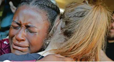  ?? (GERALD HERBERT/AP PHOTO) ?? La douleur des proches après le drame du lycée Marjory Stoneman Douglas de Parkland.