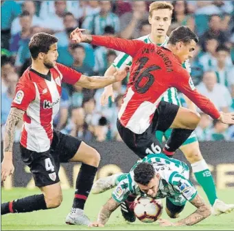  ?? FOTO: EFE ?? Presión Iñigo Martínez y Dani García pelean para recuperar el balón en el partido contra el Betis