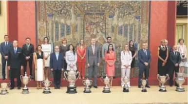  ?? ABC ?? Los Reyes posan con los deportista­s premiados//