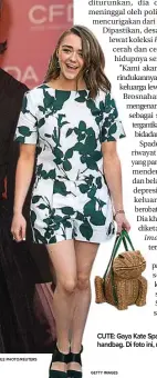  ?? CHIP EAST/FILE PHOTO/REUTERS GETTY IMAGES ?? CUTE: Gaya Kate Spade disukai karena berani menerobos batas-batas normal desain handbag. Di foto ini, misalnya, Maisie Williams menenteng tas rotan berbentuk kodok besar.