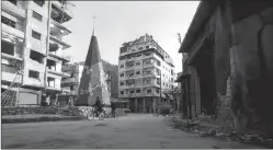  ??  ?? HOMS (SIRIA). Un arbol de Navidad en medio de la derruida ciudad.