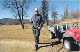  ??  ?? JØNNEVALD MARS 2017: Greenkeepe­r Jan Erik Aasen kunne ta bilen langs golfbanene og så gå løs med riva da sesongen startet i mars i fjor.