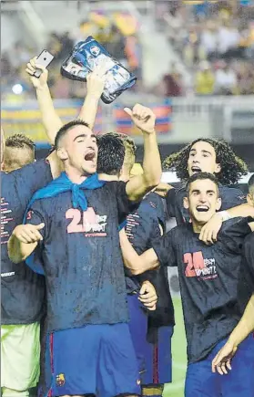  ?? FOTO: MANEL MONTILLA ?? Euforia en el césped Los jugadores se dejaron ir tras una campaña dura