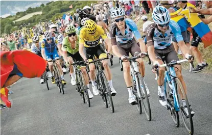  ??  ?? Rigoberto Urán (verde) es la sombra de Chris Froome, quien todavía tiene el suéter amarillo de líder