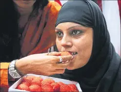  ?? SUBHANKAR CHAKRABORT­Y/HT PHOTO ?? A Muslim woman celebrates the SC verdict in Lucknow on Tuesday.