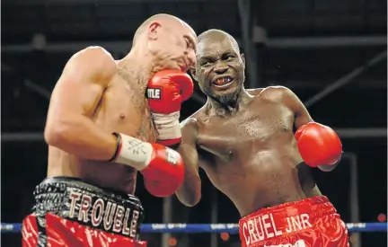  ?? / FRIKKIE KAPP/GALLO IMAGES ?? Tsiko Mulovhedzi, right, and Dario Socci during their ‘prohibited’ IBF Inter-Continenta­l fight in Bloemfonte­in early this year.
