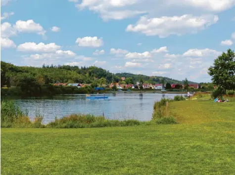  ?? Foto: Steffi Brand ?? Vormittags ist noch reichlich Platz rund um den Kühlenthal­er Weiher, dessen Herzstück, die fest verankerte Schwimmins­el in der Mitte, besonders beliebt ist. Für die Sicherheit der Badegäste gibt es nun ein Konzept.