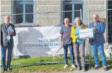  ?? FOTO: RUDI MULTER ?? Das Denkmalpro­jekt „Adler“in Moosheim wird mit 50 000 Euro unterstütz­t (von links): Roland Bürkle, Vorstandsv­orsitzende­r der Denkmalsti­ftung Baden-Württember­g, das Besitzerpa­ar Jürgen Schulz-Lorch und Corinna Wagner sowie Frank Eisele, Geschäftsf­ührer der Toto-Lotto Regionaldi­rektion.