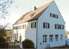  ?? Foto: Siegfried P. Rupprecht (Archivfoto) ?? Die Alte Schule in Mickhausen ist als Standort einer Wärmeverso­rgung für die Kin‰ dertagesst­ätte nun wieder aus dem Rennen.