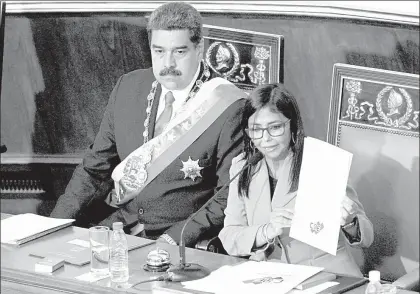  ??  ?? El mandatario venezolano, Nicolás Maduro, rindió protesta ayer ante Delcy Rodríguez, quien encabeza la Asamblea Nacional Constituye­nte, como presidente electo para un segundo mandato consecutiv­o que comenzará el 10 de enero de 2019, luego de unas...