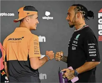  ?? Fotos: AFP ?? Lando Norris (l.), hier neben Lewis Hamilton, gehört zu den wenigen Fahrern, die in jüngster Zeit den Sprung von der Formel 2 in die Königsklas­se geschafft haben.