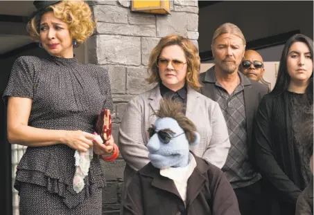  ?? Hopper Stone / STX Entertainm­ent ?? In “The Happytime Murders,” humans, including Maya Rudolph (left) and Melissa McCarthy, live in the same world as puppets.