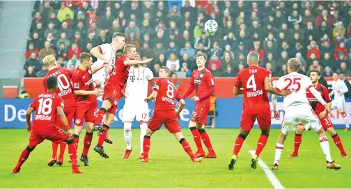  ??  ?? PEMAIN Bayern Niklas melakukan tandukan dalam perlawanan itu. -Gambar REUTERS