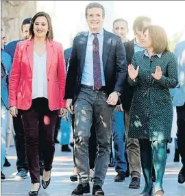  ?? KAI FÖRSTERLIN­G / EFE ?? Candidates. Casado va fer costat a Català i Bonig i va fer broma amb “la quota masculina”: només un cap de llista, el d’Alacant, és home