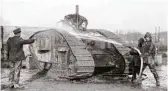  ??  ?? Chinesisch­e Arbeiter reinigen einen britischen Panzer wäh rend des Ersten Weltkriegs.