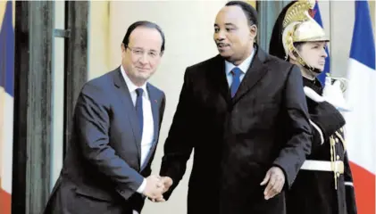  ?? — PLUS NEWS ?? PARIS: French President Francois Hollande, left , meets with Niger’s President Mahamadou Issoufou prior to a meeting in Elysee Palace.