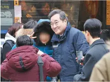  ?? Yonhap ?? Lee Nak-yon, co-chairman of the Saemirae Party, greets citizens in Guro District, Seoul, Tuesday.