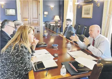  ?? Suministra­da ?? La comisionad­a residente Jenniffer González, conversa con el presidente del Comité de Medios y Arbitrios de la Cámara federal, Kevin Brady.