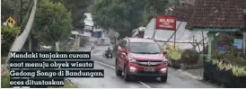  ??  ?? Mendaki tanjakan curam saat menuju obyek wisata Gedong Songo di Bandungan, eces dituntaska­n