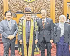  ?? — Bernama photo ?? Mutang (second left ) with the newly-sworn-in senators (from left ) Datuk Bobbey Ah Fang Suan, Pele and Anna Bell @ Suzieaba Perian.