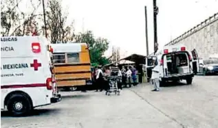  ?? CORTESÍA ?? Un autobús de transporte de personal fue baleado; 13 obreros resultaron heridos/