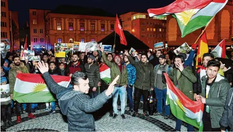  ?? Foto: Silvio Wyszengrad ?? Rund 300 Menschen demonstrie­rten am Montag auf dem Augsburger Rathauspla­tz gegen den Einmarsch der türkischen Armee in die nordsyrisc­he Region Afrin. Dabei kam es zu Wortgefech­ten mit den Gegendemon­stranten.